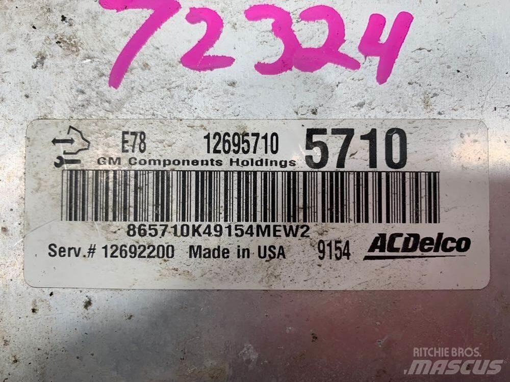 Isuzu NPR Kabíny a interiér