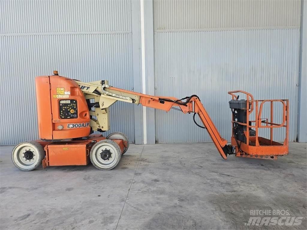 JLG E300AJP Kĺbové plošiny