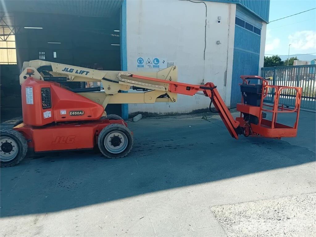 JLG E450AJ Kĺbové plošiny