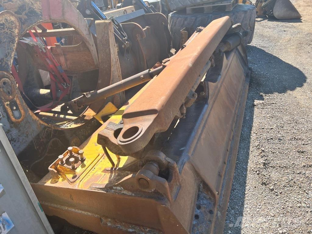 Komatsu D 65 EX-15 Pásové dozéry