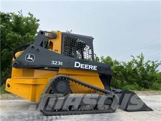 John Deere 323E Šmykom riadené nakladače