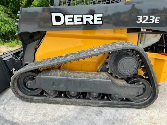 John Deere 323E Šmykom riadené nakladače