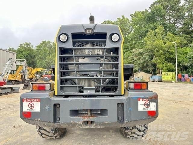 Komatsu WA320-8 Kolesové nakladače