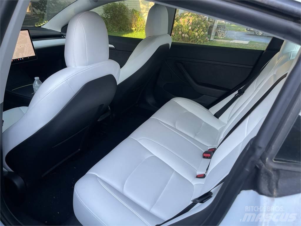 Tesla Model 3 Automobily