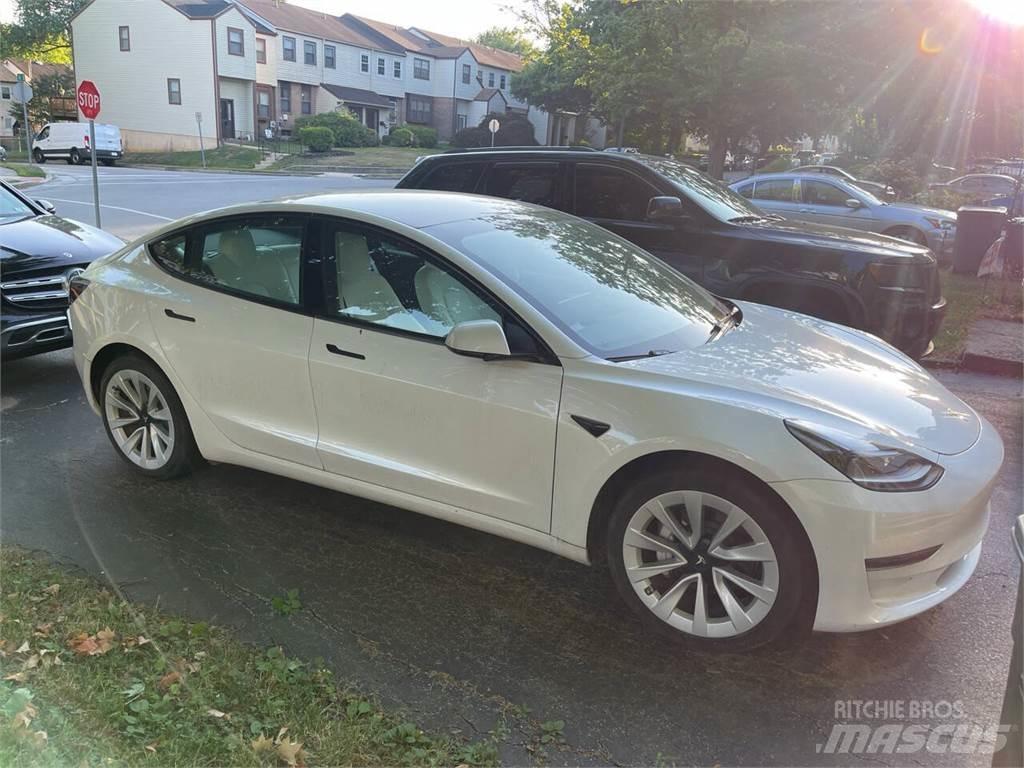 Tesla Model 3 Automobily