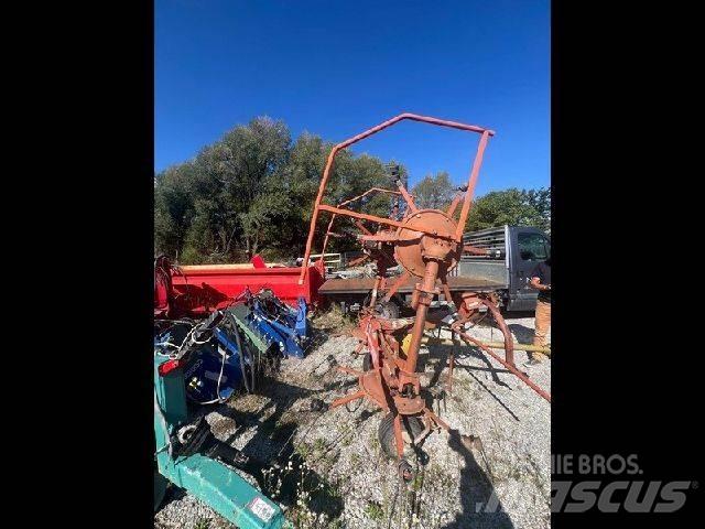 Kuhn GF5001MH Obracače a zhrabovače sena