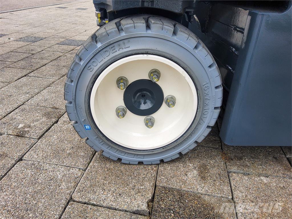 Combilift CBE 3000 4 cestné vysokozdvižné vozíky