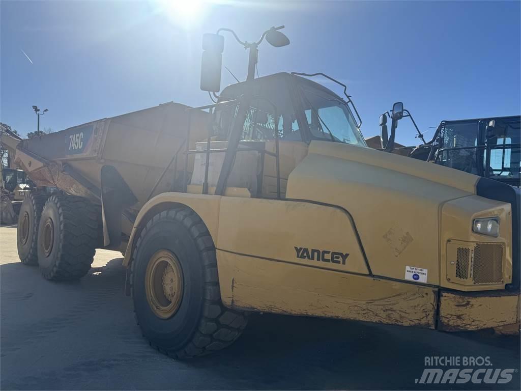 CAT 745 Kĺbové nákladné autá