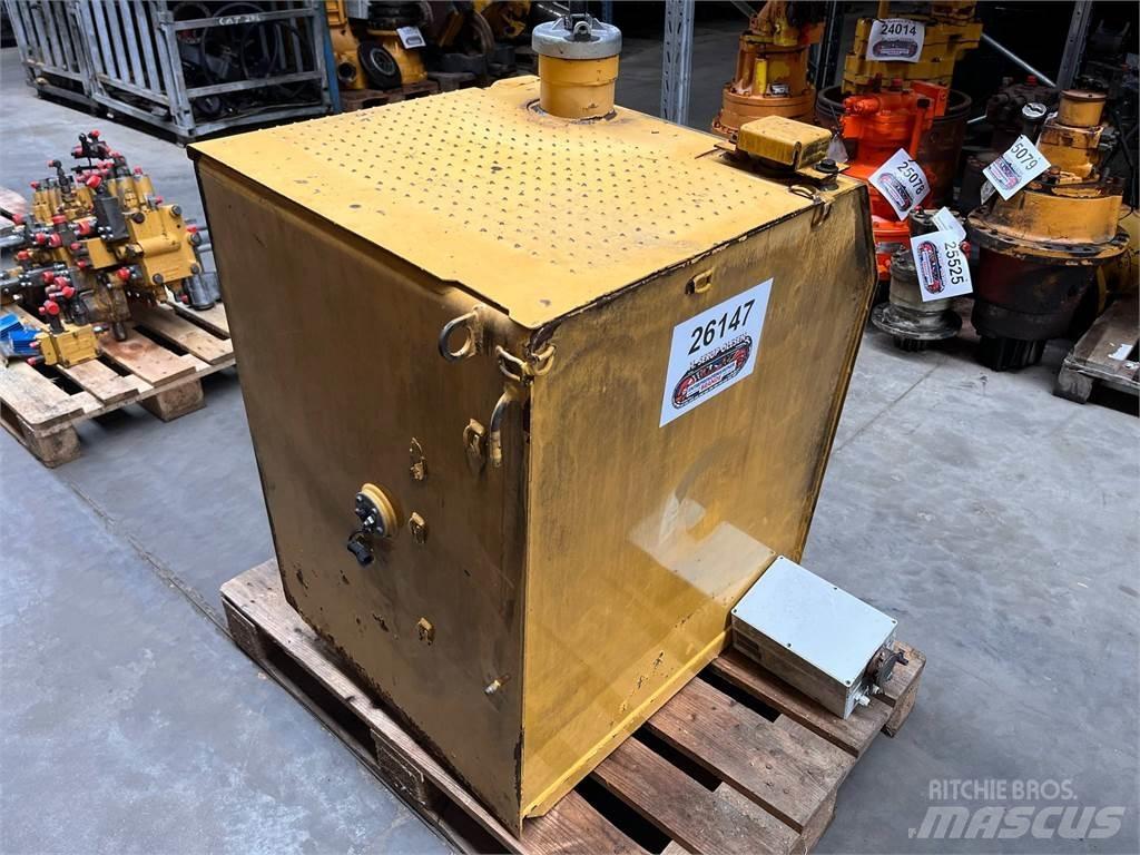 CAT 323D brændstoftank Ďalšie komponenty