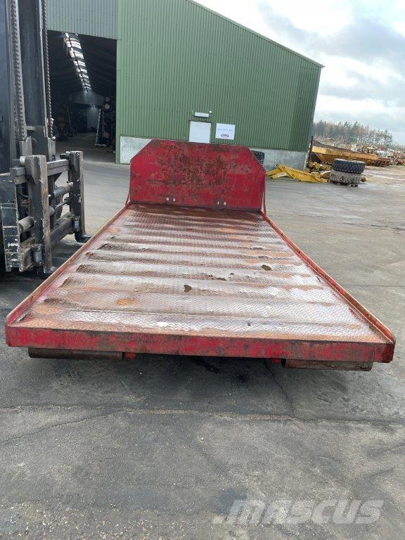  Maskintrailer med wirehejs Podvalníkové návesy