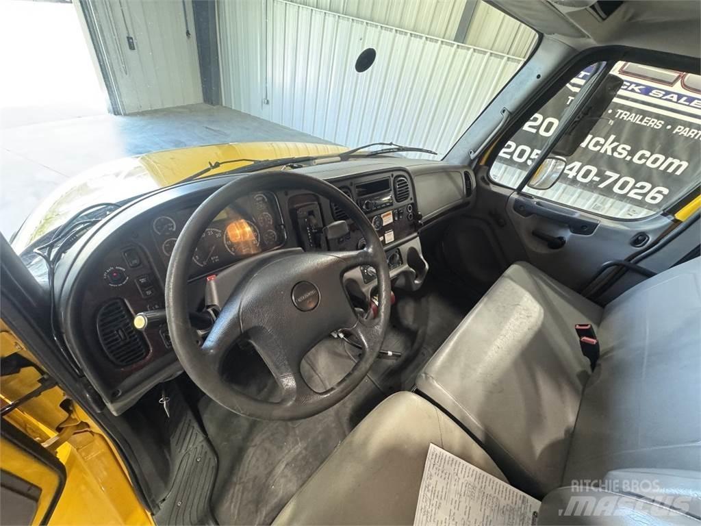 Freightliner M2 106 Skriňová nadstavba