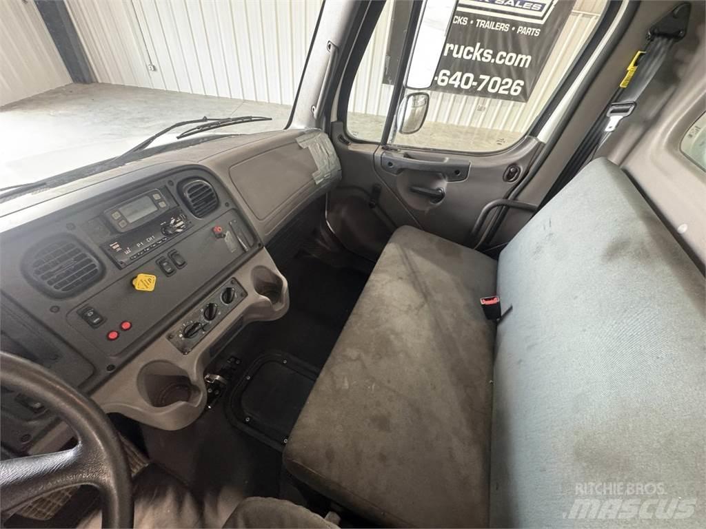 Freightliner M2106 Skriňová nadstavba