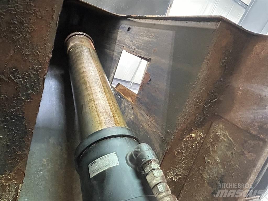 Mack GU713 Sklápače