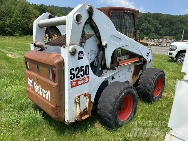Bobcat S250 Šmykom riadené nakladače