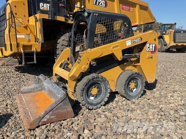 CAT 226D3 Šmykom riadené nakladače