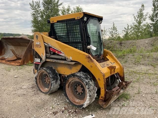 CAT 236B Šmykom riadené nakladače