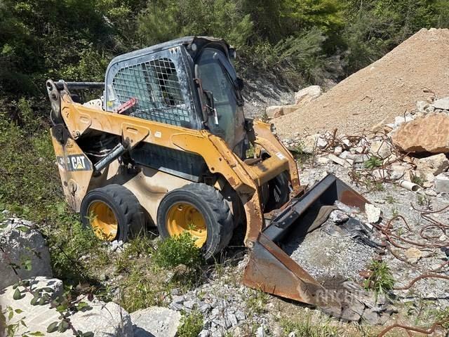 CAT 242D Šmykom riadené nakladače