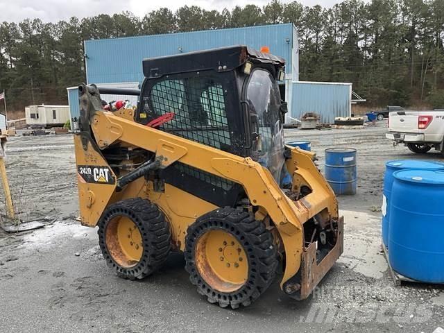 CAT 242D Šmykom riadené nakladače