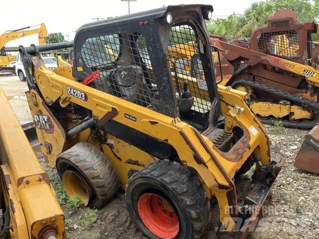CAT 242D3 Šmykom riadené nakladače