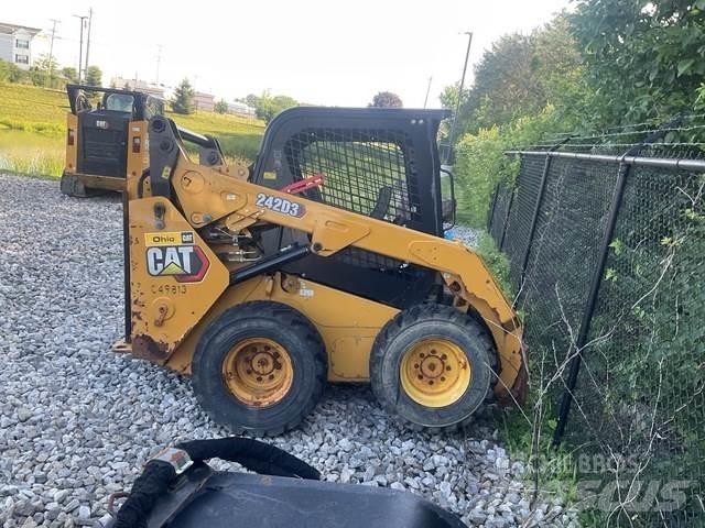 CAT 242D3 Šmykom riadené nakladače