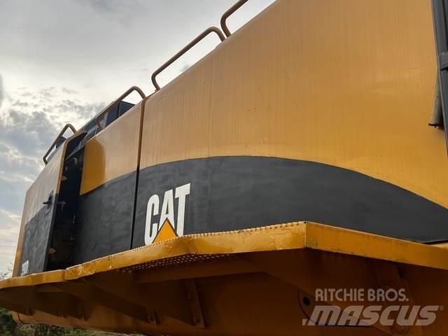 CAT 390DL Pásové rýpadlá