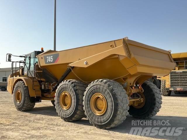 CAT 745 Kĺbové nákladné autá