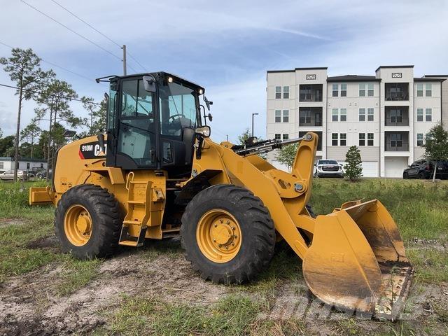 CAT 910M Kolesové nakladače