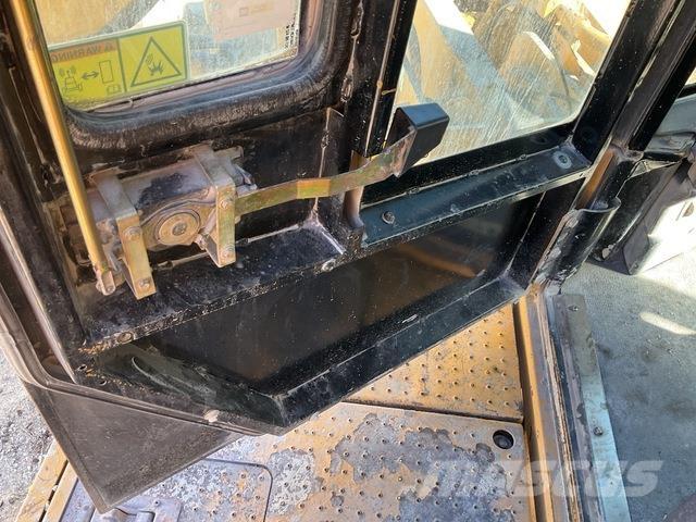 CAT 990 Kolesové nakladače