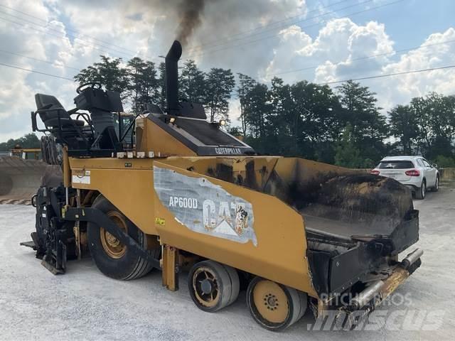 CAT AP-600D Finišéry
