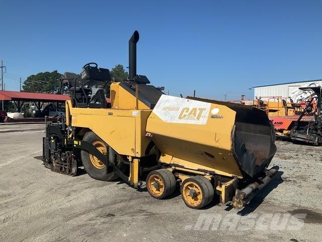 CAT AP-600D Finišéry