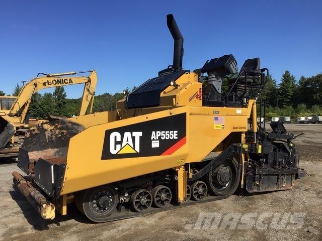 CAT AP555E Finišéry
