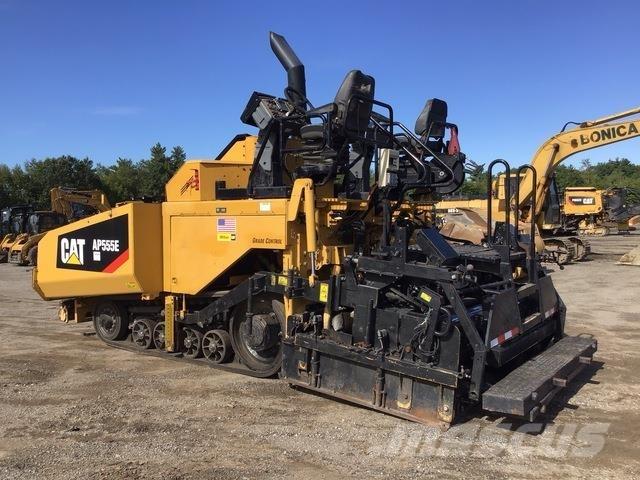 CAT AP555E Finišéry