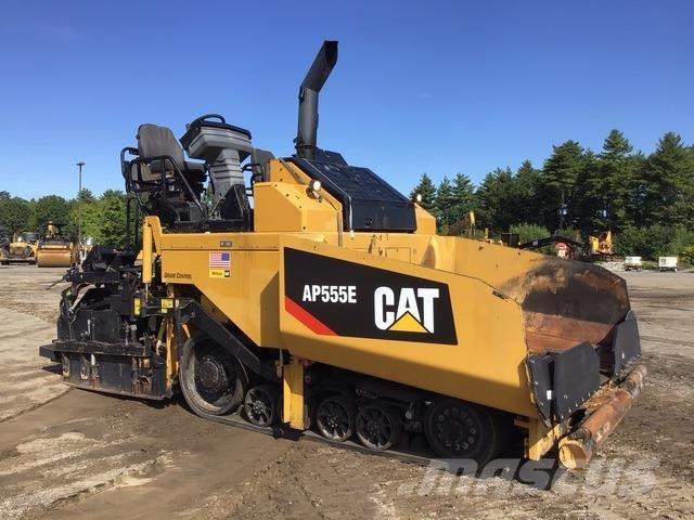 CAT AP555E Finišéry