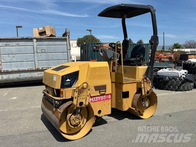 CAT CB24 Tandemové valce