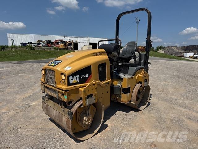 CAT CB24B Tandemové valce