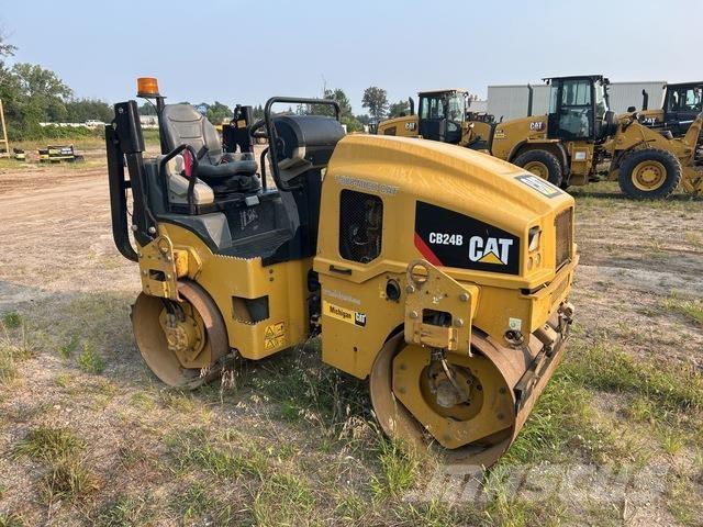 CAT CB24B Tandemové valce