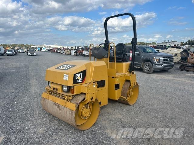 CAT CB32 Tandemové valce
