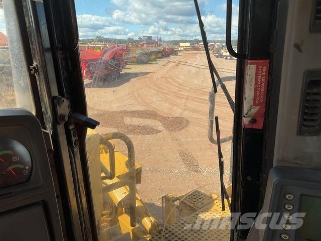 CAT D10T Pásové dozéry