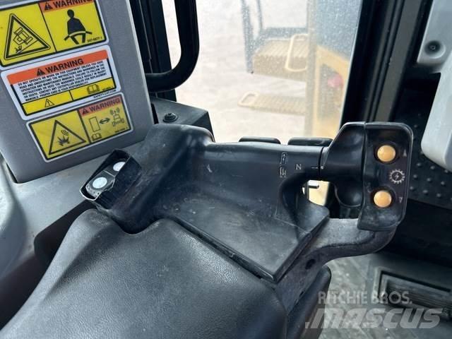 CAT D10T2 Pásové dozéry
