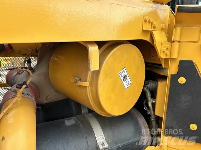 CAT D10T2 Pásové dozéry
