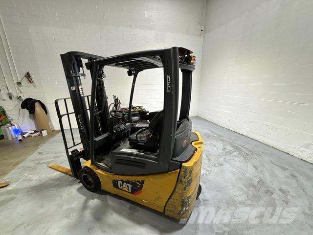 CAT MH 2ET3500 Akumulátorové vozíky