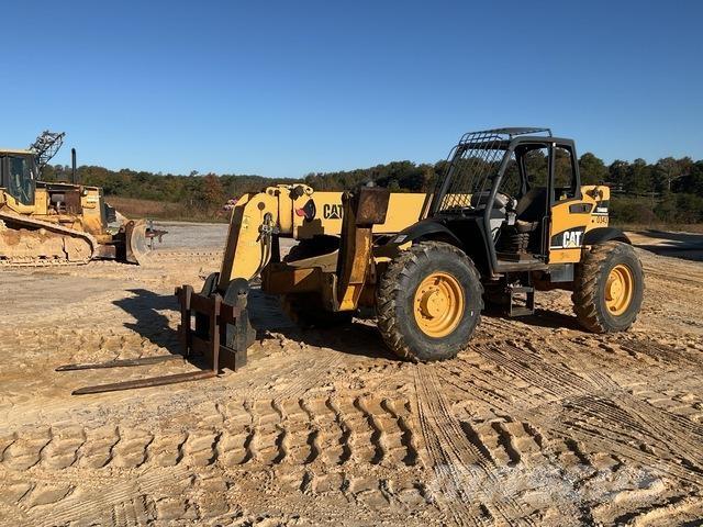 CAT TH460B Teleskopické manipulátory