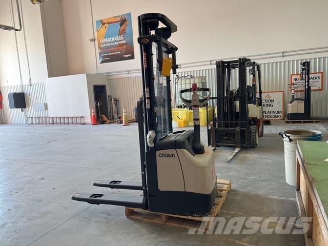 Crown ES 4000 Samohybné vozíky