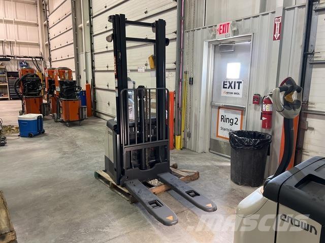 Crown ES 4000 Samohybné vozíky