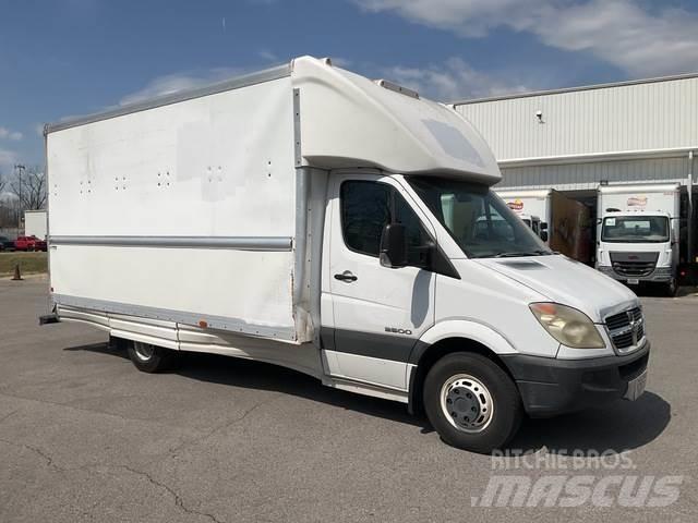 Dodge 3500 Skriňová nadstavba