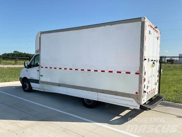 Dodge 3500 Skriňová nadstavba