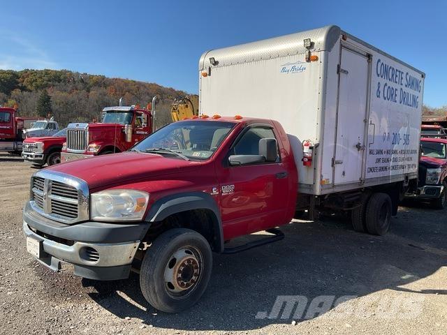 Dodge 5500 Skriňová nadstavba