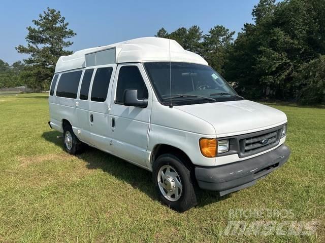 Ford E-350 Automobily