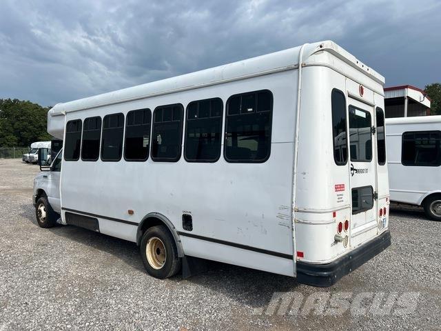 Ford E-450 Minibusy
