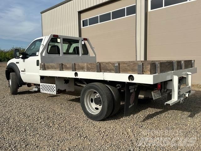 Ford F-550 Plošinové nákladné automobily/nákladné automobily so sklápacími bočnicami